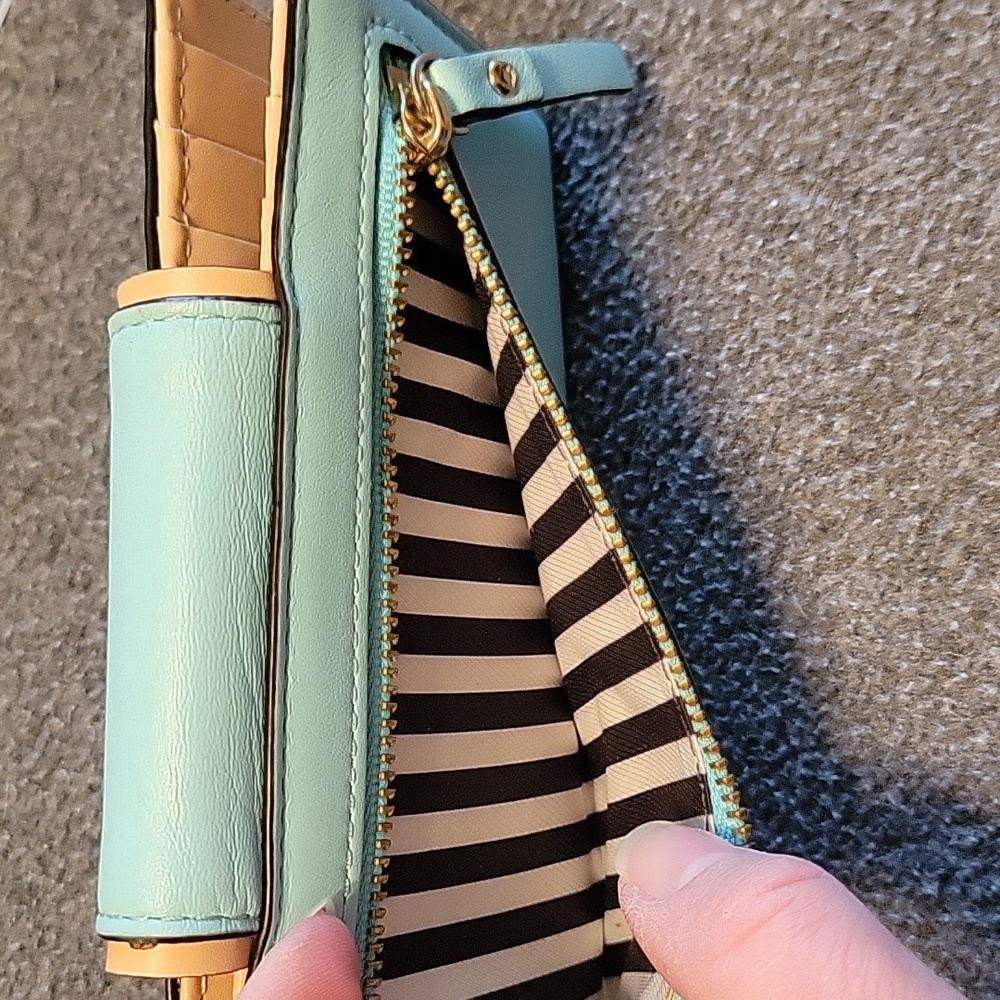 Kate Spade turn lock Stacey wallet Hampton road pool...NWT...retail $249 - Picture 4 of 7